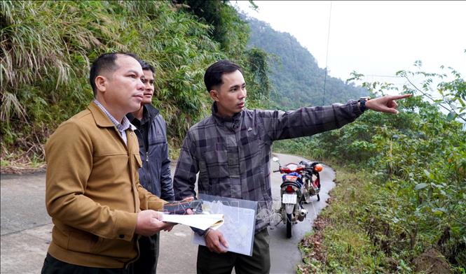 Tổ cộng đồng bảo vệ rừng thôn Làng Ren, xã Minh Long phối hợp với Trạm quản lý, bảo vệ rừng khu vực xã Minh Long tuần tra, bảo vệ diện tích rừng được giao, khoán. Ảnh: Lê Phước Ngọc - TTXVN      