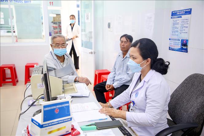 Nhân viên y tế xử lý hồ sơ bệnh án điện tử, thực hiện chuyển đổi số trong khám chữa bệnh. Ảnh: Giang Phương - TTXVN