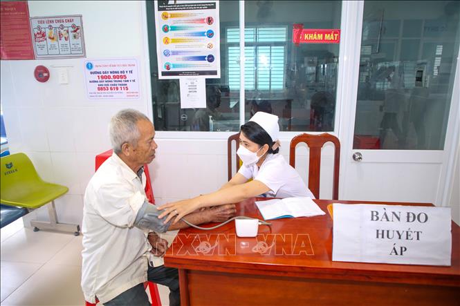 Thiếu biên chế khiến nhân viên y tế phải làm việc với cường độ cao trong thời gian dài. Ảnh: Giang Phương - TTXVN