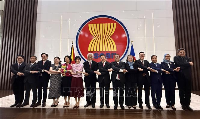 Tổng thư ký ASEAN, Thủ tướng của Timor-Leste và đại diện phái đoàn thường trực các nước ASEAN bắt tay đoàn kết tại trụ sở Ban Thư ký ASEAN. Ảnh: Lê Minh Hưởng - P/v TTXVN tại Indonesia