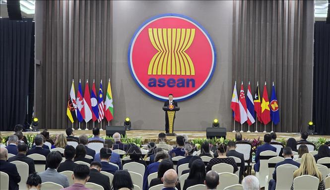 Tổng thư ký ASEAN, Tiến sỹ Kao Kim Hourn phát biểu chào mừng Thủ tướng Cộng hòa Dân chủ Timor-Leste Kay Rala Xanana Gusmão. Ảnh: Lê Minh Hưởng - P/v TTXVN tại Indonesia