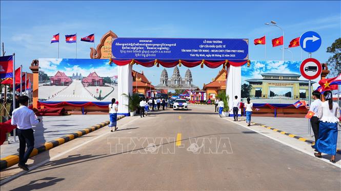 Lễ khai trương Cửa khẩu quốc tế Meun Chey, tỉnh tỉnh Prey Veng, Vương quốc Campuchia. Ảnh: Minh Phú – TTXVN