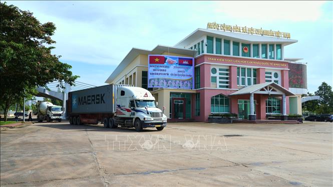 Hoạt động giao thương giữa tỉnh Tây Ninh và Campuchia tại Cửa khẩu quốc tế Bình Hiệp (xã Bình Hiệp, tỉnh Tây Ninh). Ảnh: Minh Phú - TTXVN