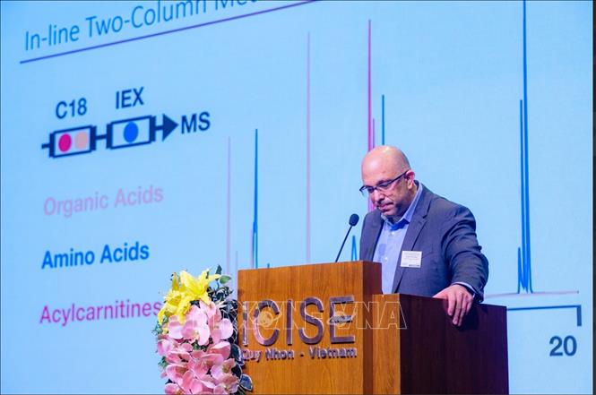 Professor Benjamin Pinsky, Stanford University School of Medicine, the US, presents at the conference. VNA Photo: Sỹ Thắng