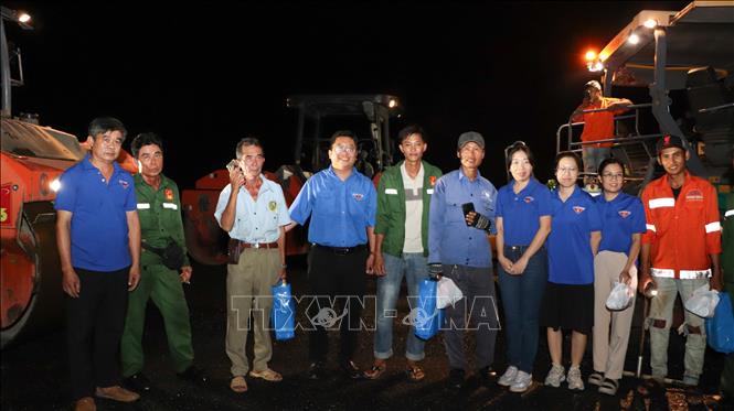 Công nhân thi công ca đêm nhận quà trên công trường. Ảnh: Hồng Thái - TTXVN