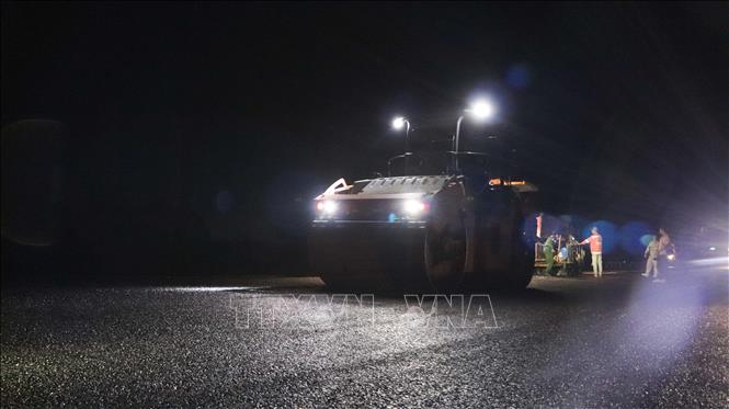 Công nhân thi công ca đêm trên công trường cao tốc Cần Thơ - Cà Mau. Ảnh: Hồng Thái - TTXVN