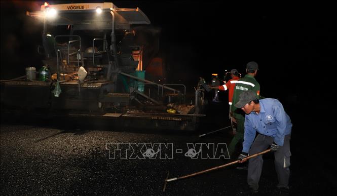 Công nhân thi công ca đêm với quyết tâm thông xe kỹ thuật cao tốc Cần Thơ - Cà Mau trước ngày 19/12. Ảnh: Hồng Thái - TTXVN