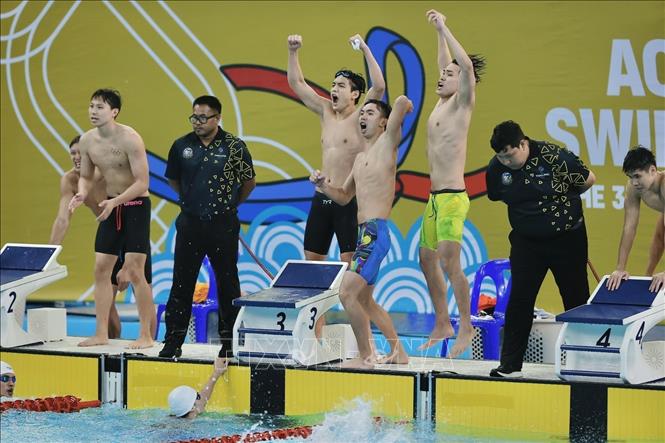 4 VĐV Nguyễn Viết Tường, Nguyễn Huy Hoàng, Trần Văn Nguyễn Quốc, Trần Hưng Nguyên giành HCV nội dung bơi 4x200 m tự do nam. Ảnh: Minh Quyết - PV TTXVN tại Thái Lan