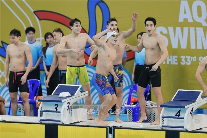 4 VĐV Nguyễn Viết Tường, Nguyễn Huy Hoàng, Trần Văn Nguyễn Quốc, Trần Hưng Nguyên giành HCV nội dung bơi 4x200 m tự do nam. Ảnh: Minh Quyết - PV TTXVN tại Thái Lan