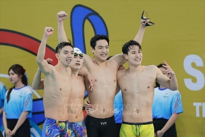 4 VĐV Nguyễn Viết Tường, Nguyễn Huy Hoàng, Trần Văn Nguyễn Quốc, Trần Hưng Nguyên giành HCV nội dung bơi 4x200 m tự do nam. Ảnh: Minh Quyết - PV TTXVN tại Thái Lan