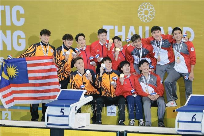 4 VĐV Nguyễn Viết Tường, Nguyễn Huy Hoàng, Trần Văn Nguyễn Quốc, Trần Hưng Nguyên giành HCV nội dung bơi 4x200 m tự do nam. Ảnh: Minh Quyết - PV TTXVN tại Thái Lan