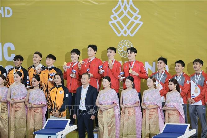 4 VĐV Nguyễn Viết Tường, Nguyễn Huy Hoàng, Trần Văn Nguyễn Quốc, Trần Hưng Nguyên giành HCV nội dung bơi 4x200 m tự do nam. Ảnh: Minh Quyết - PV TTXVN tại Thái Lan