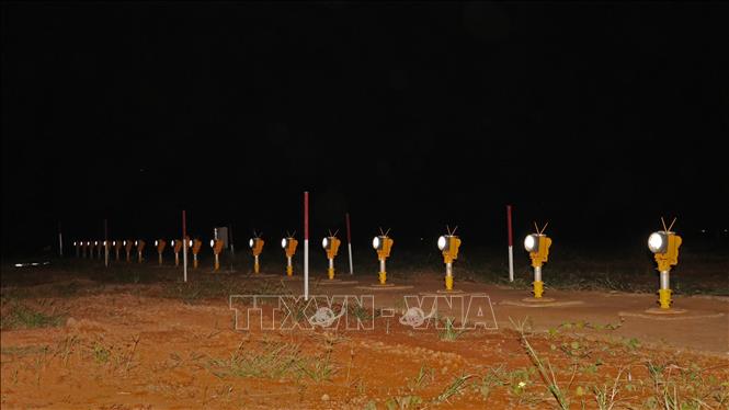 Đèn hiệu tiếp cận đường cất, hạ cánh số 1 sân bay Long Thành. Ảnh: Công Phong - TTXVN