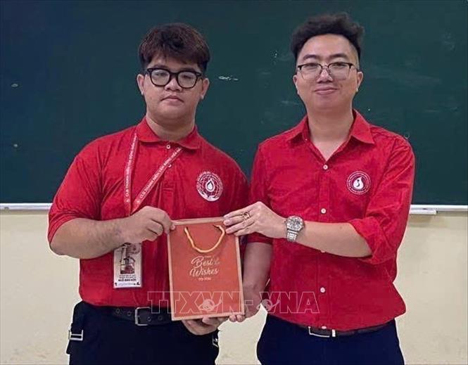 Anh Phạm Tuấn Vũ thay mặt Câu lạc bộ Thanh niên vận động hiến máu Hải Dương trao tặng quà cho tình nguyện viên tiêu biểu. Ảnh: TTXVN phát