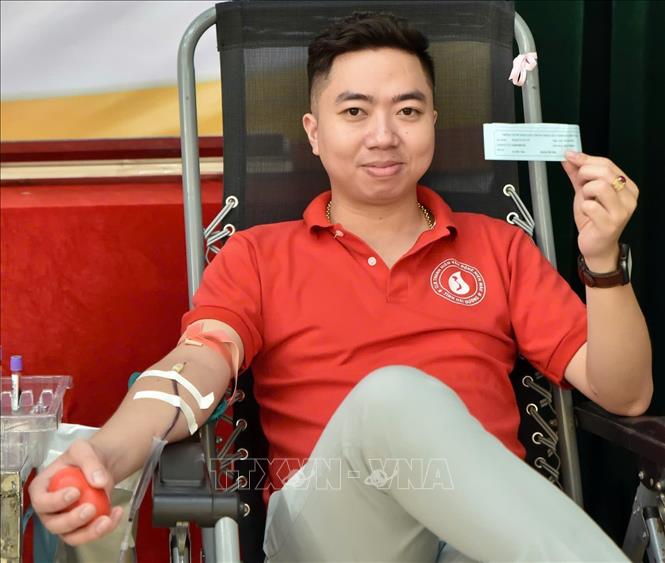 Anh Phạm Tuấn Vũ tham gia hiến máu. Ảnh: TTXVN phát