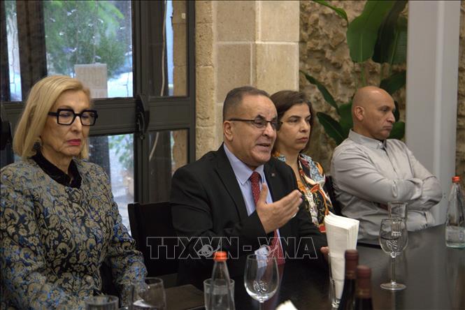 Tiến sĩ Khaled Khalifa, Chủ tịch Hội đồng Quan hệ Đối ngoại Arập tại Israel (ở giữa) phát biểu tại Diễn đàn. Ảnh: Thanh Bình - PV TTXVN tại Israel