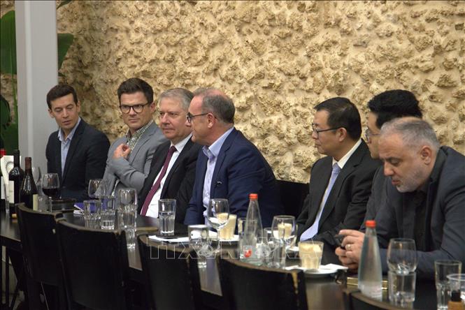 Các Đại sứ, Phó Đại sứ và đại diện Đại sứ quán của hơn 20 nước tham dự Diễn đàn. Ảnh: Thanh Bình - PV TTXVN tại Israel