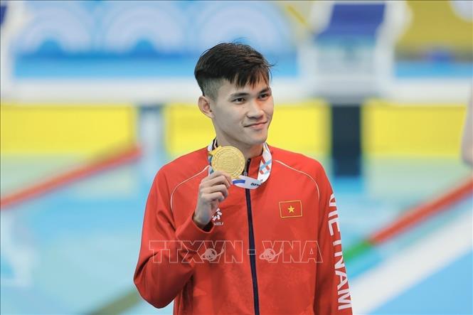Swimmer Pham Thanh Bao wins a gold medal for Vietnam's team. VNA Photo: Minh Quyết