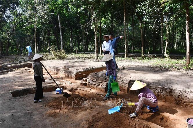 Kết quả nghiên cứu năm nay đã xác định con đường dài khoảng 170m, kéo dài từ chân phía đông tháp K đến bờ phía tây của con suối cạn trong khu di tích Mỹ Sơn. Ảnh: Đàn Hữu Trung-TTXVN
 