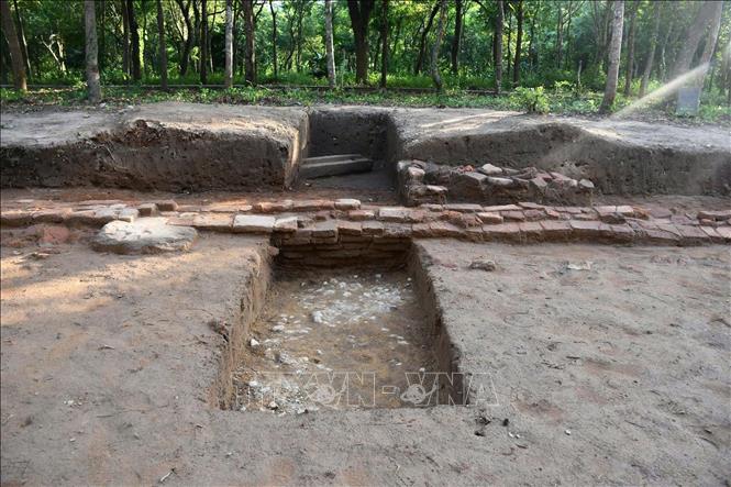 Về niên đại, căn cứ vào kỹ thuật xây dựng của con đường, đặc biệt là kỹ thuật xây dựng các đoạn tường trong tổng thể kiến trúc tháp K, có thể ghi nhận con đường có niên đại tương đương với tháp K ở khoảng thế kỷ XII. Ảnh: Đàn Hữu Trung-TTXVN

 