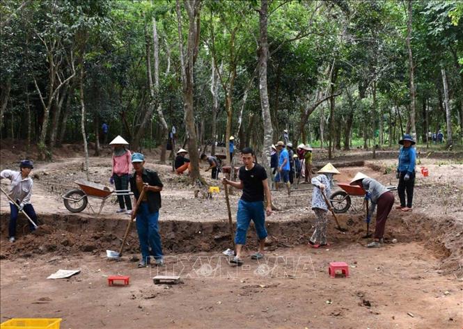 Công tác khai quật, khảo cổ đã làm xuất lộ thêm những dấu tích quý báu, góp phần nhận diện rõ ràng hơn về con đường thiêng ở Thánh địa Mỹ Sơn trong lịch sử. Ảnh: Đàn Hữu Trung-TTXVN
 