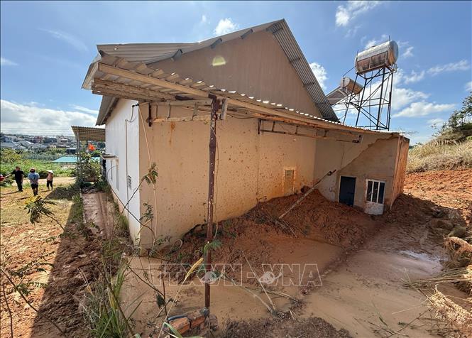 Nhiều hộ dân tại thôn Quảng Hiệp (xã Hiệp Thạnh, tỉnh Lâm Đồng) đã di dời ra khỏi nhà do lo ngại sạt lở. Ảnh: Nguyễn Dũng – TTXVN 