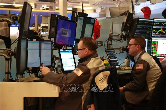 Giao dịch viên tại sàn chứng khoán New York, Mỹ. Ảnh: THX/TTXVN