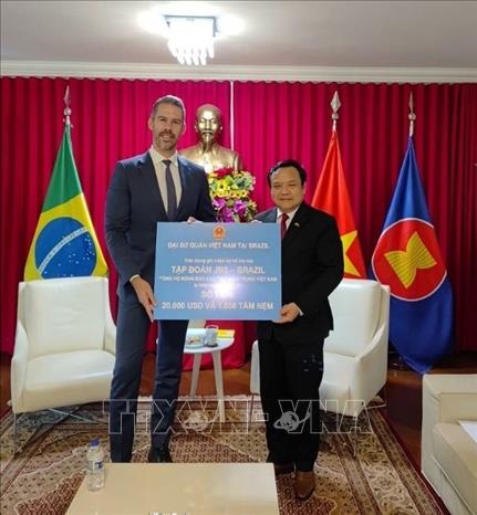 Tập đoàn JBS, một trong những doanh nghiệp chế biến thực phẩm lớn nhất Brazil và có hoạt động hợp tác với nhiều đối tác Việt Nam, ủng hộ 20.000 USD cùng 1.000 bộ chăn, ga, đệm cho các gia đình chịu ảnh hưởng của bão lũ miền Trung. Ảnh: TTXVN phát