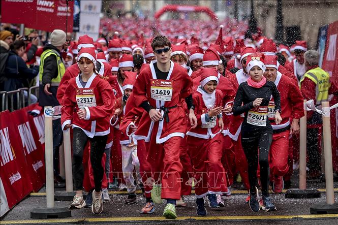 Ngày 7/12/2025, khoảng 4.500 người đã hóa thân thành ông già Noel tham gia cuộc chạy bộ ở thủ đô Budapest của Hungary, khi sự kiện Santa Run trở lại trong dịp kỷ niệm 10 năm. Những “ông già Noel” trong trang phục đỏ và trắng phủ kín các con đường tạo nên một hình ảnh vô cùng thú vị. Ảnh: THX/TTXVN