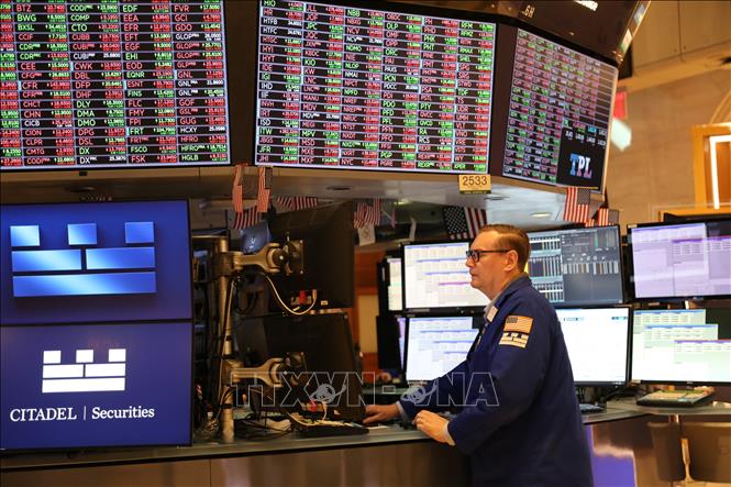 Giao dịch viên tại sàn chứng khoán New York, Mỹ. Ảnh: THX/TTXVN