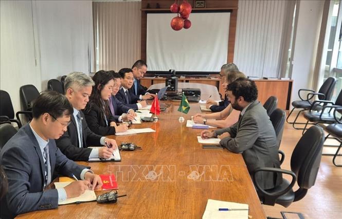 Đoàn công tác của Ban Chính sách Chiến lược Trung ương Đảng do Đồng chí Nguyễn Đức Hiển, Phó Trưởng ban dẫn đầu và Đại sứ Bùi Văn Nghị làm việc với Cơ quan Hợp tác (ABC) của Bộ Ngoại giao Brazil. Ảnh: TTXVN phát