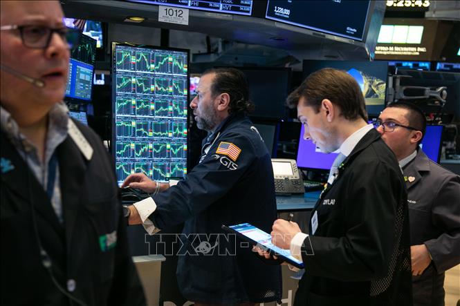 Giao dịch viên tại sàn chứng khoán New York, Mỹ. Ảnh: THX/TTXVN