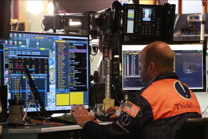 Ngay sau quyết định của FED về việc cắt giảm lãi suất cơ bản thêm 0,25 điểm phần trăm, thị trường chứng khoán Mỹ tăng điểm mạnh trong phiên giao dịch ngày 10/12/2025. Chỉ số Dow Jones tăng 497,46 điểm (1,1%), đóng cửa ở mức 48.057,75 điểm. Chỉ số S&P 500 tăng 0,7% lên 6.886,68 điểm, trong khi Nasdaq Composite tăng 0,3% lên 23.654,16 điểm. Ảnh: THX/TTXVN