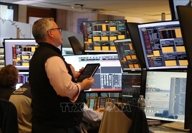 Ngay sau quyết định của FED về việc cắt giảm lãi suất cơ bản thêm 0,25 điểm phần trăm, thị trường chứng khoán Mỹ tăng điểm mạnh trong phiên giao dịch ngày 10/12/2025. Chỉ số Dow Jones tăng 497,46 điểm (1,1%), đóng cửa ở mức 48.057,75 điểm. Chỉ số S&P 500 tăng 0,7% lên 6.886,68 điểm, trong khi Nasdaq Composite tăng 0,3% lên 23.654,16 điểm. Ảnh: THX/TTXVN