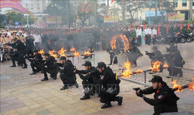 Diễn tập tấn công, trấn áp tội phạm tại lễ ra quân. Ảnh: Văn Dũng-TTXVN