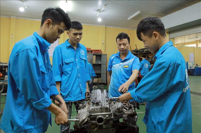 Sinh viên Khoa Động lực, Trường Cao đẳng Kỹ thuật – Công nghệ Vĩnh Phúc thực hành sửa chữa thiết bị. Ảnh: Hoàng Hùng -TTXVN
