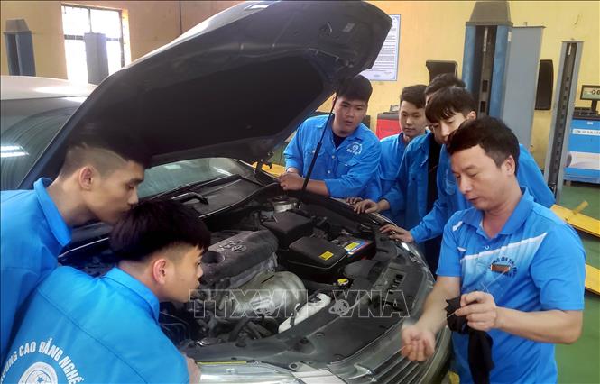 Giảng viên trường Cao đẳng Kỹ thuật – Công nghệ Vĩnh Phúc hướng dẫn sinh viên trong giờ thực hành. Ảnh: Hoàng Hùng - TTXVN