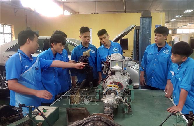 Giảng viên trường Cao đẳng Kỹ thuật – Công nghệ Vĩnh Phúc hướng dẫn sinh viên trong giờ thực hành. Ảnh: Hoàng Hùng - TTXVN