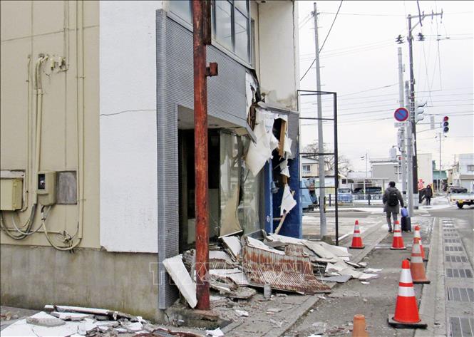 Ngày 10/12/2025, giới chức Nhật Bản cho biết ít nhất 52 người đã bị thương trong trận động đất có độ lớn 7,5 xảy ra tại khu vực Đông Bắc nước này đêm 8/12, trong khi cảnh báo về một trận động đất lớn khác vẫn còn hiệu lực. Ảnh: Thiệt hại sau động đất tại tỉnh Aomori, Đông Bắc Nhật Bản ngày 9/12/2025. Ảnh: Kyodo/TTXVN