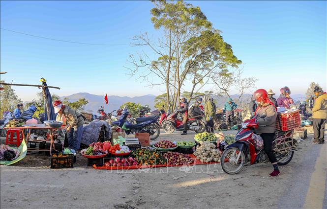 Keo Lom kermis bustles in the early-morning crisp chill of the Na Son highland as local ethnic minority residents bring their farm and forest produce for trading. VNA Photo
