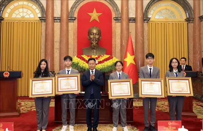 Thứ trưởng Bộ Giáo dục và Đào tạo Lê Quân trao Bằng khen của Thủ tướng Chính phủ cho học sinh đoạt giải Olympic và Khoa học kỹ thuật quốc tế năm 2025. Ảnh: Tuấn Anh - TTXVN