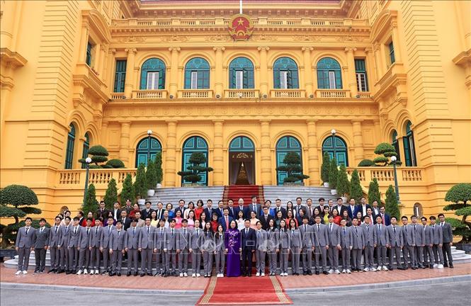 Phó Chủ tịch nước Võ Thị Ánh Xuân chụp ảnh chung cùng các học sinh đoạt giải Olympic và Khoa học kỹ thuật quốc tế năm 2025. Ảnh: Tuấn Anh - TTXVN
