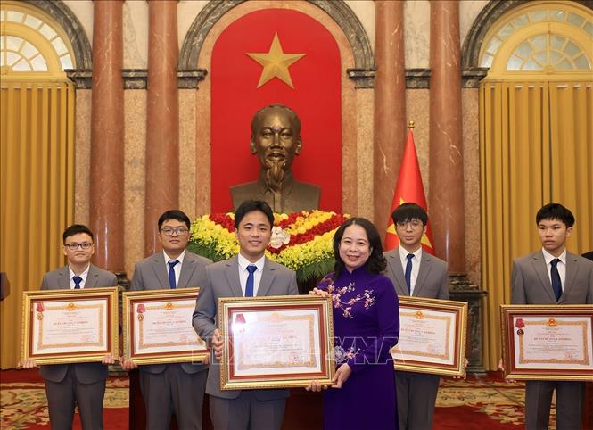 Phó Chủ tịch nước Võ Thị Ánh Xuân trao Huân chương Lao động hạng Nhì cho học sinh đoạt giải Olympic và Khoa học kỹ thuật quốc tế năm 2025. Ảnh: Tuấn Anh - TTXVN