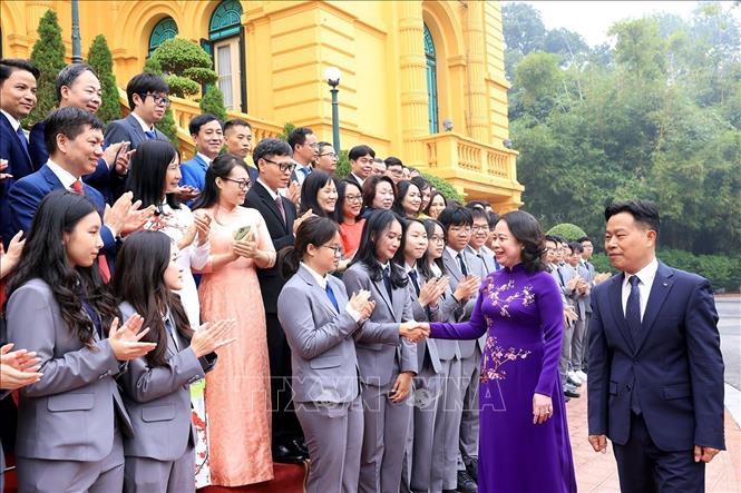 Phó Chủ tịch nước Võ Thị Ánh Xuân gặp mặt và chúc mừng các học sinh đoạt giải Olympic và Khoa học kỹ thuật quốc tế năm 2025. Ảnh: Tuấn Anh - TTXVN