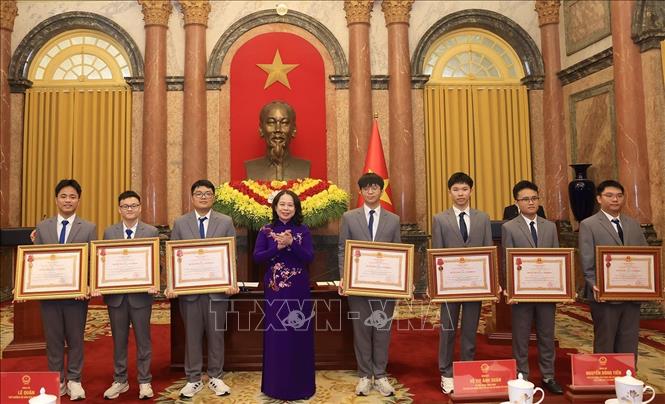 Phó Chủ tịch nước Võ Thị Ánh Xuân trao Huân chương Lao động hạng Nhì cho học sinh đoạt giải Olympic và Khoa học kỹ thuật quốc tế năm 2025. Ảnh: Tuấn Anh - TTXVN