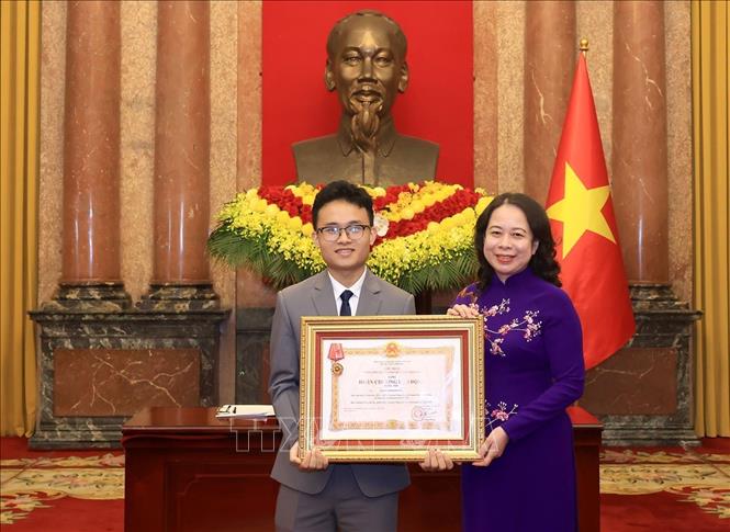 Phó Chủ tịch nước Võ Thị Ánh Xuân trao Huân chương Lao động hạng Nhì cho học sinh đoạt giải Olympic và Khoa học kỹ thuật quốc tế năm 2025. Ảnh: Tuấn Anh - TTXVN