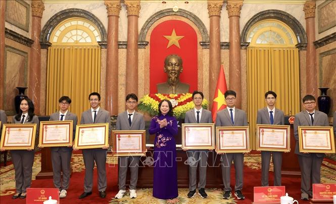 Phó Chủ tịch nước Võ Thị Ánh Xuân trao Huân chương Lao động hạng Ba cho học sinh đoạt giải Olympic và Khoa học kỹ thuật quốc tế năm 2025. Ảnh: Tuấn Anh - TTXVN
