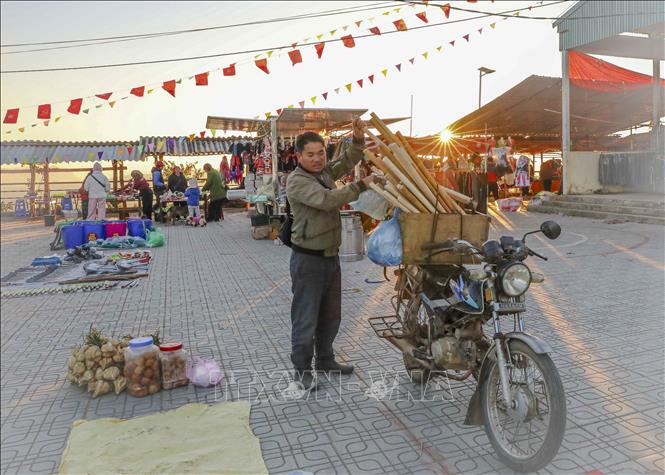Local ethnic minority residents bring their farm and forest produce for trading. VNA Photo