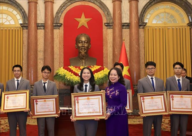 Phó Chủ tịch nước Võ Thị Ánh Xuân trao Huân chương Lao động hạng Ba cho học sinh đoạt giải Olympic và Khoa học kỹ thuật quốc tế năm 2025. Ảnh: Tuấn Anh - TTXVN