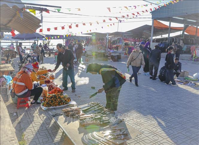 Keo Lom kermis bustles in the early-morning crisp chill of the Na Son highland. VNA Photo